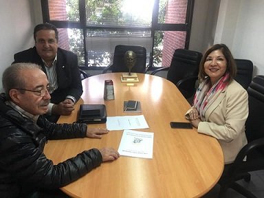 LA SEÑORA CONSUL DE PERÚ EN EL CÍRCULO